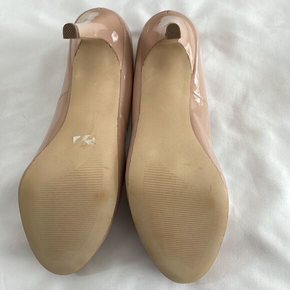 STEVE MADDEN TAN PATENT LEATHER PUMPS.  NEW - Picture 4 of 8